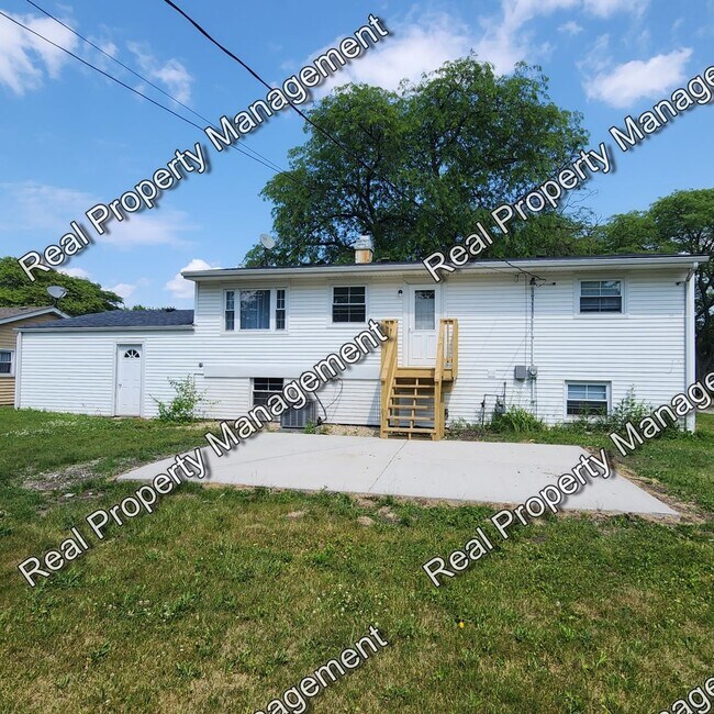 Building Photo - Four Bedroom Bi-Level