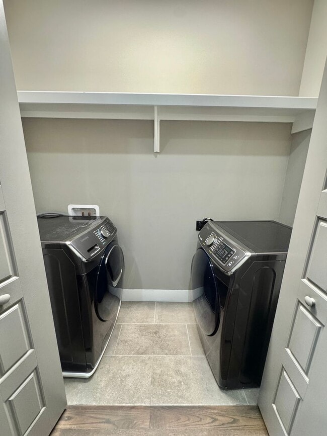 Building Photo - 3 Bed, 3.5 Bath Home w/ 2 Car Garage and Lake Views