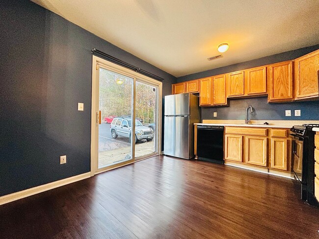 Building Photo - End-Unit 3BR Townhome Minutes to NCSU, Downtown & Crossroads