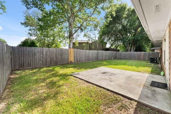 Building Photo - 1202 Manorglen Dr