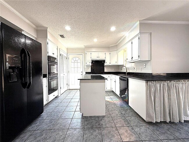 Building Photo - 955 Louise Ave