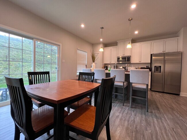 Building Photo - 217 Stonehurst Dr