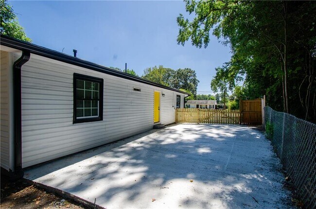 Building Photo - 4244 Lindsey Dr