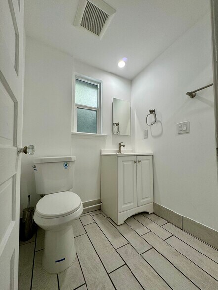 Building Photo - 1619 Oak Dr