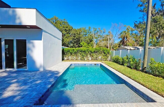 Building Photo - Bold Sarasota Bay Luxury Custom Home, 5 beds/4 baths, Private pool.