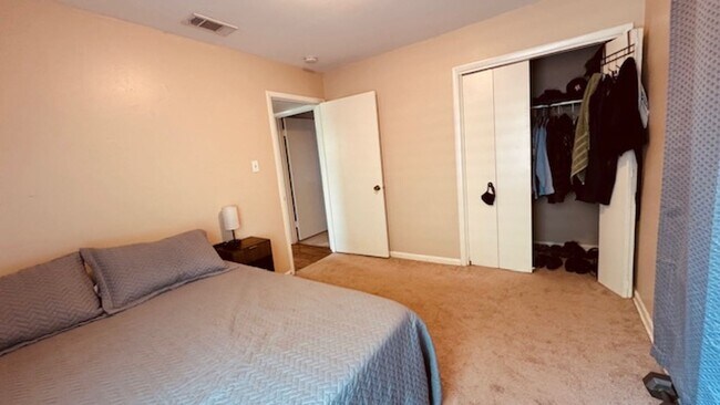 Building Photo - Clean South Austin 3/1 House w/ Carport, Private fenced yard Near First St not far from Ben White
