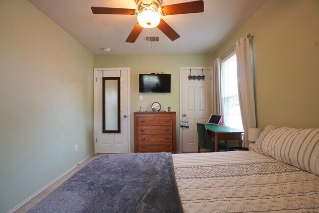 Building Photo - 3001 Bernardino Cove