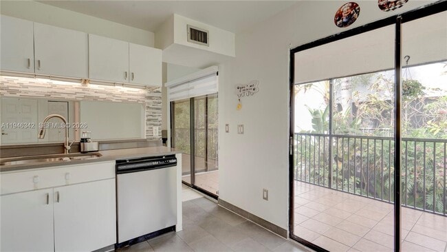 Building Photo - 905 N Franklin Ave