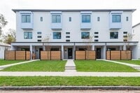 Building Photo - 530 W Plaza Pl