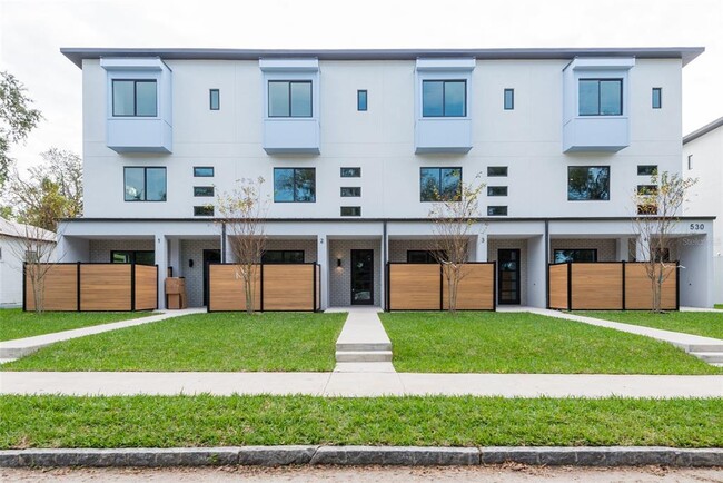 Primary Photo - 530 W Plaza Pl