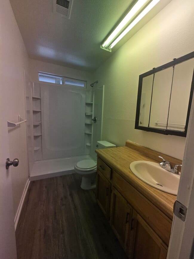 Building Photo - 3 Br 1 Ba available now