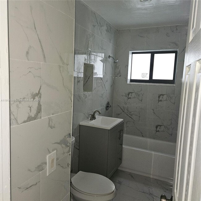 Building Photo - 14710 NE 5th Ct