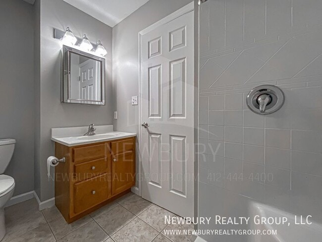 Building Photo - 135 Banksville Pl