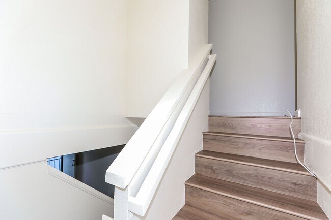 Building Photo - Ridgeway - Renovated two story, 2 bedroom, 1 bath with 1 uncovered parking stall