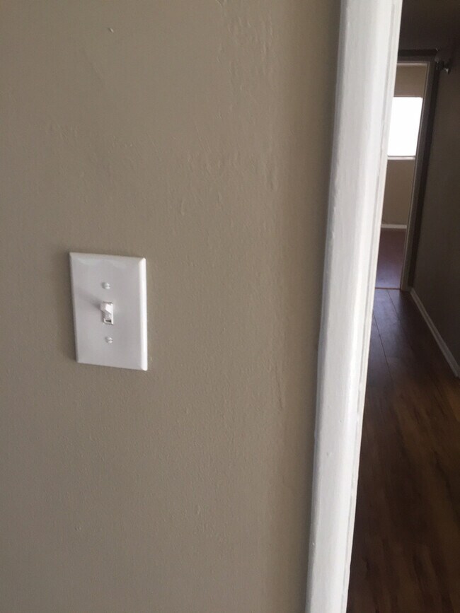 Building Photo - Huge 4/2 house located on a very desirable area. section 8 approved