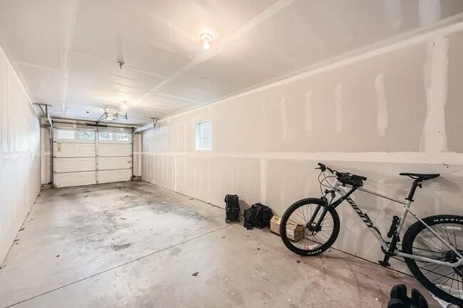 Building Photo - Gated Luxury Condo with One Car Garage, Tw...