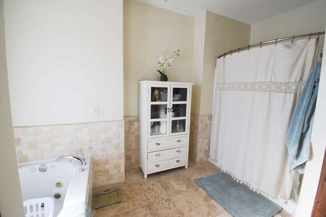 Building Photo - Updated Home with Pond Views in NW Rochester location!
