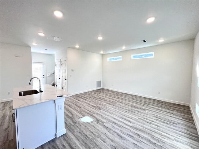 Building Photo - 841 Reading RR Ln