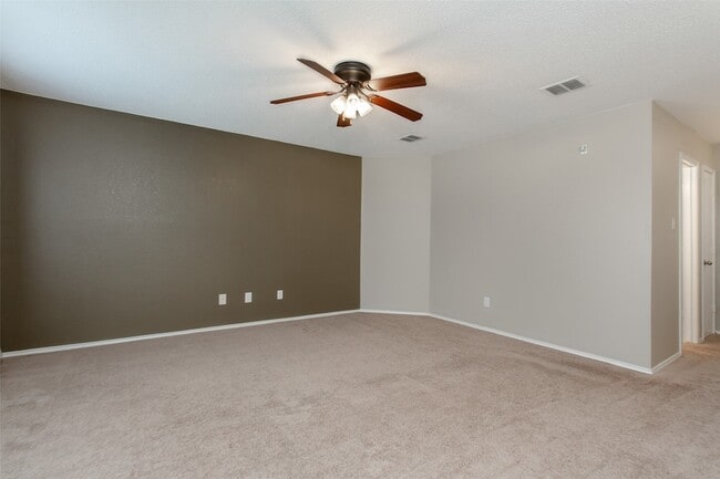 Building Photo - 2700 Peach Dr