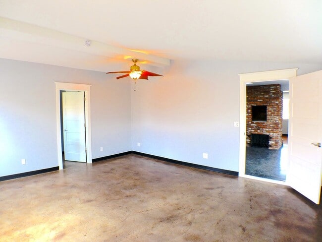 Building Photo - One Bedroom, One and a Half Bath Home in S...