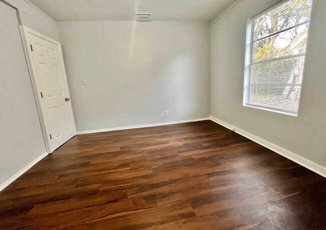 Building Photo - Newly Remodeled 3/2