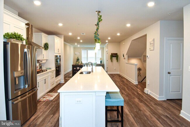Building Photo - Location!! Like-New!! Convenience!!