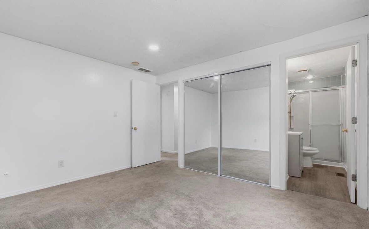 Building Photo - 9505 Thornwood Dr