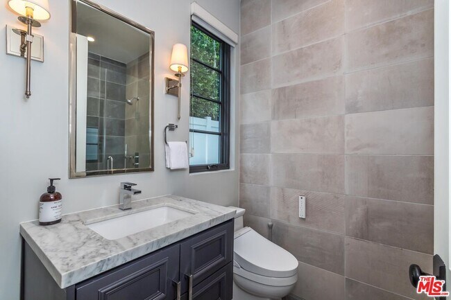 Building Photo - 820 N Vista St