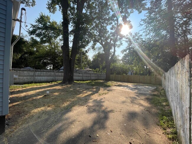 Building Photo - 18943 Greydale Ave