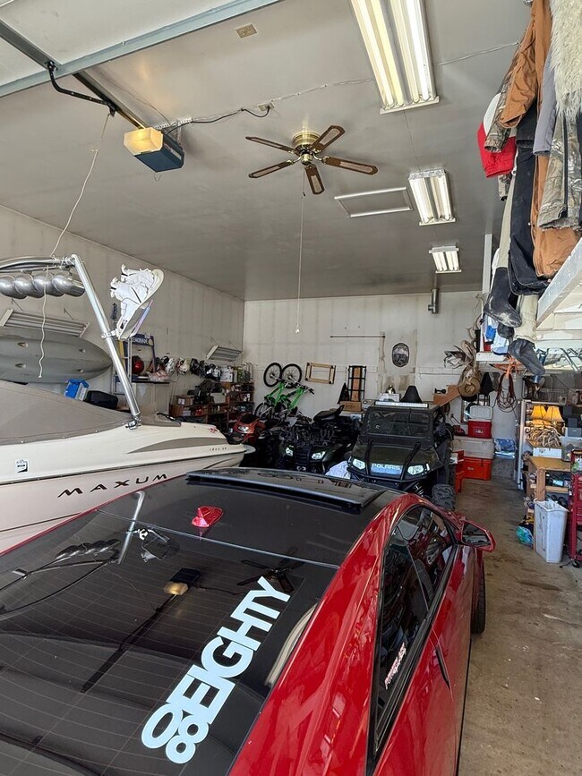 Building Photo - Beautifully updated townhouse with shop / 40'x25' garage / 12' automatic garage door