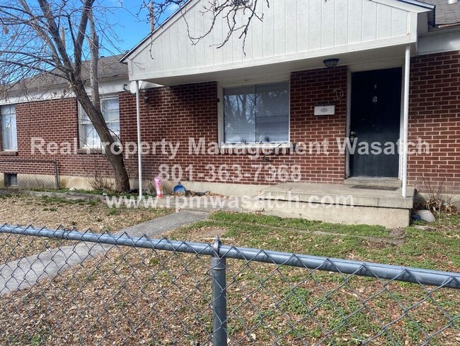 Building Photo - Check out this 3 Bedroom 1 Bath Fourplex i...