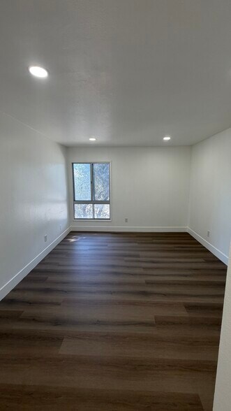 Building Photo - 10331 Lindley Ave