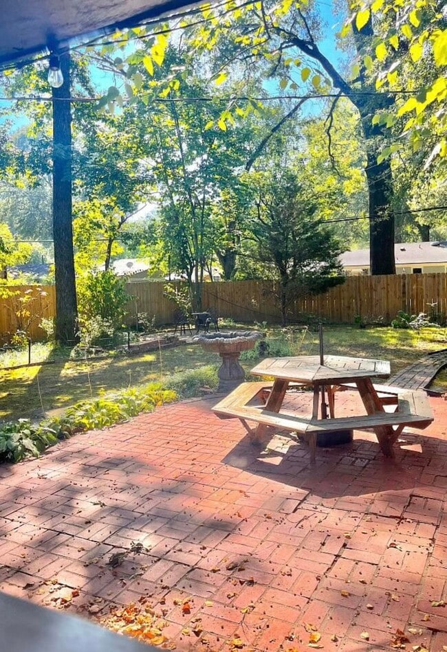 Building Photo - 1077 S Perkins Rd