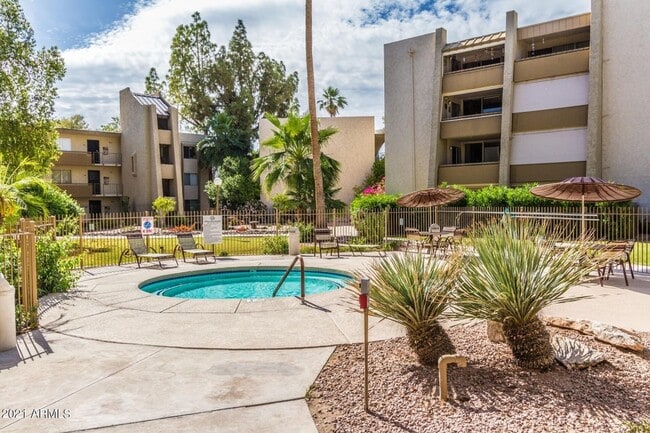 Building Photo - Beautiful 2-bedroom, 2-bathroom home nestled in the vibrant heart of Scottsdale. ALL UTILITIES IN...