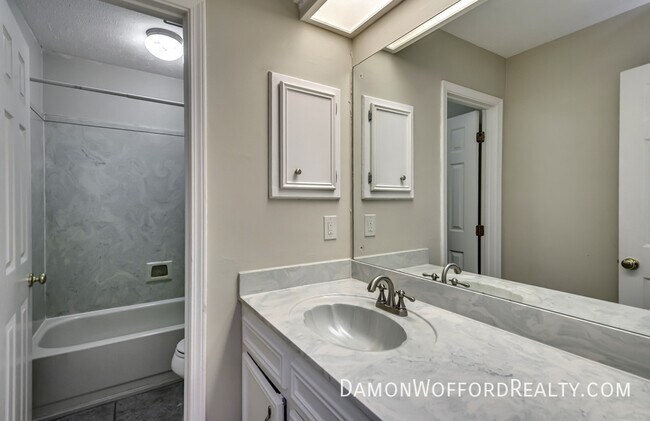 Building Photo - 502 Pelahatchie Shore Dr