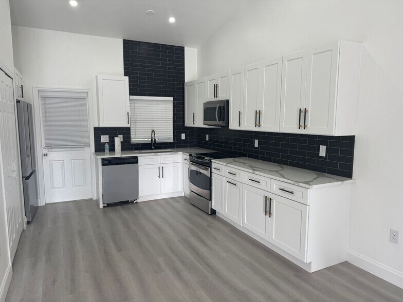 Building Photo - 7296 Pebble Beach Rd