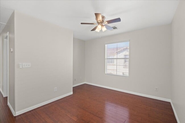 Building Photo - 3 Story, Spacious and Inviting 3-bedroom In Centennial Hills, with Downstairs Bedroom Suite