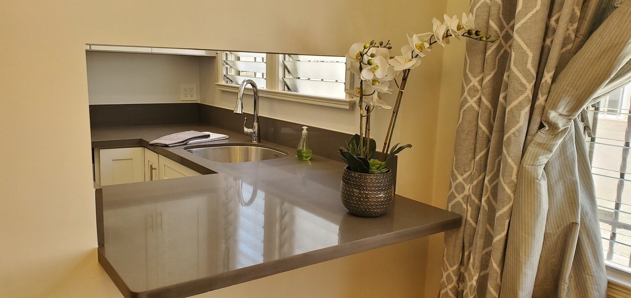 KITCHEN PASS THRU BREAKFAST BAR - 6326 Orange St