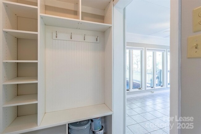Building Photo - 6618 Castlegate Dr