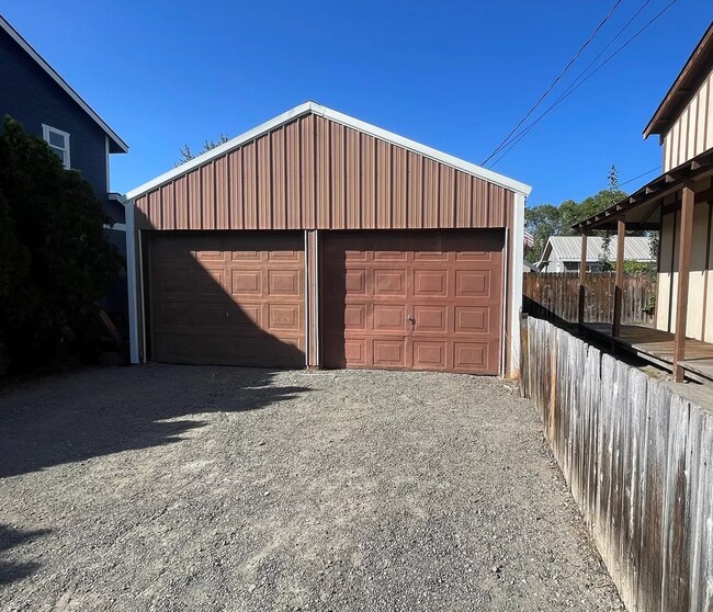 Building Photo - Custom 3 Bedroom Home for Rent