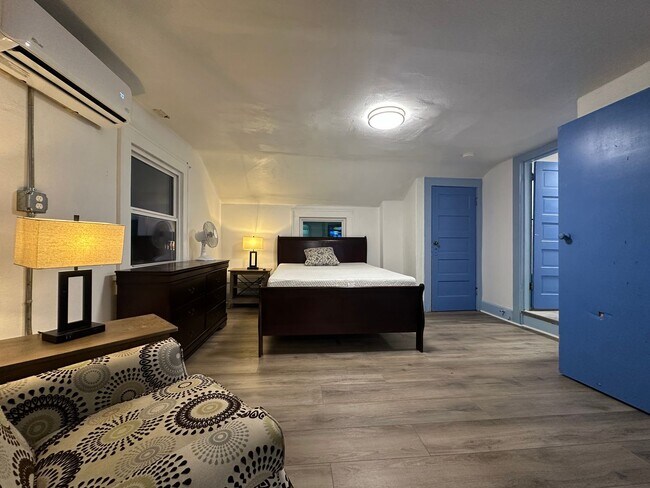 Building Photo - Upstairs apartment near United Regional Hospital