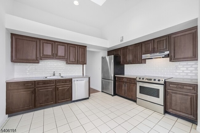 Building Photo - 850 Main St