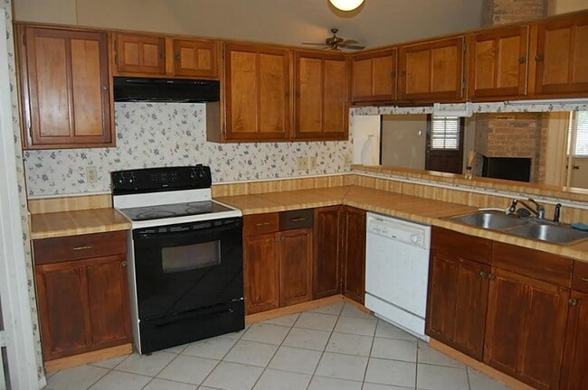 Building Photo - 15926 Pfeiffer Dr