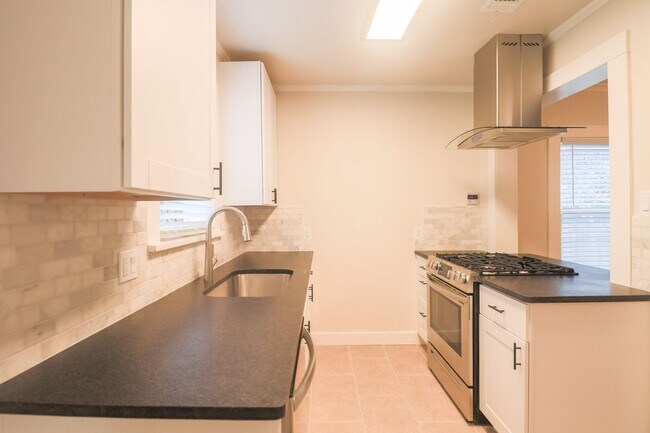 Building Photo - UPDATED & REMODELED 2 Bed 1 bath property ...