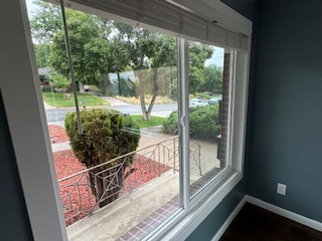 Building Photo - GORGEOUS Avenues Home!!!