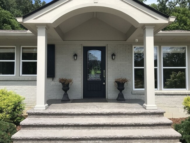 Building Photo - Meticulously Maintained Home in West Meade