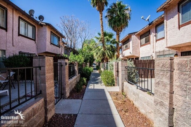 Building Photo - Modern 2Bdm 1.5Ba Townhome in Central Las ...