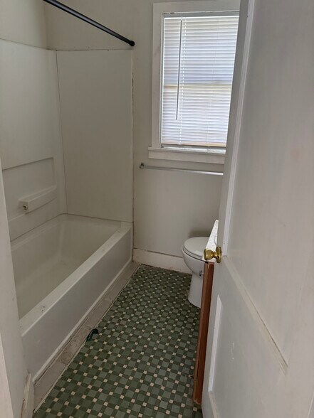 Building Photo - 2404 Cincinnati Ave