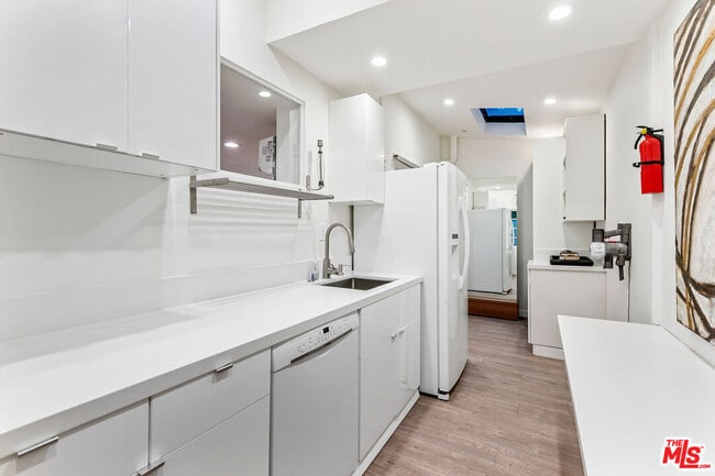 Building Photo - 717 Huntley Dr
