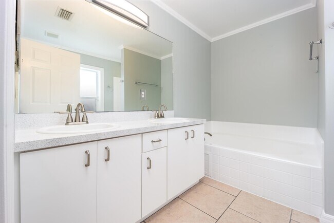 Building Photo - 2544 SW Deckard St